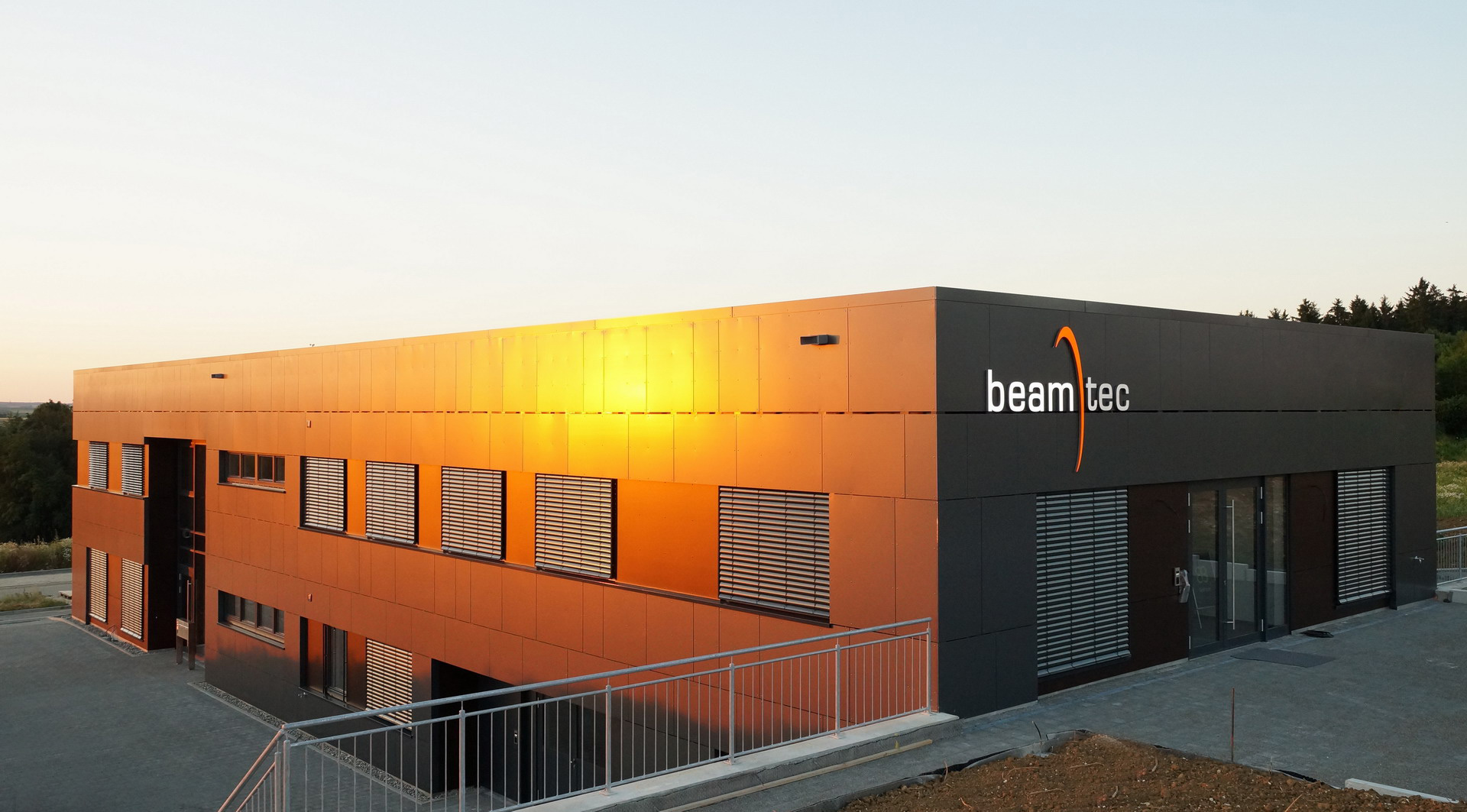 Science Park III, Ulm — moderne Gewerbeimmobilie bei Sonnenuntergang